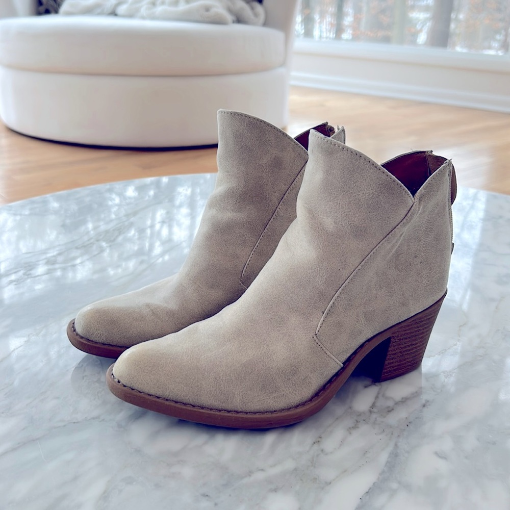 Cream suede leather bootie-great condition!